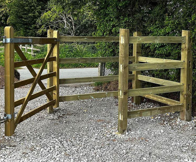 Timber mobility kissing gate