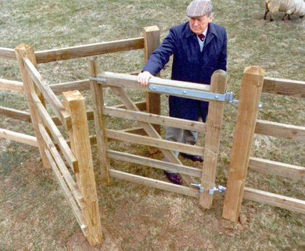 Jacksons timber kissing gate