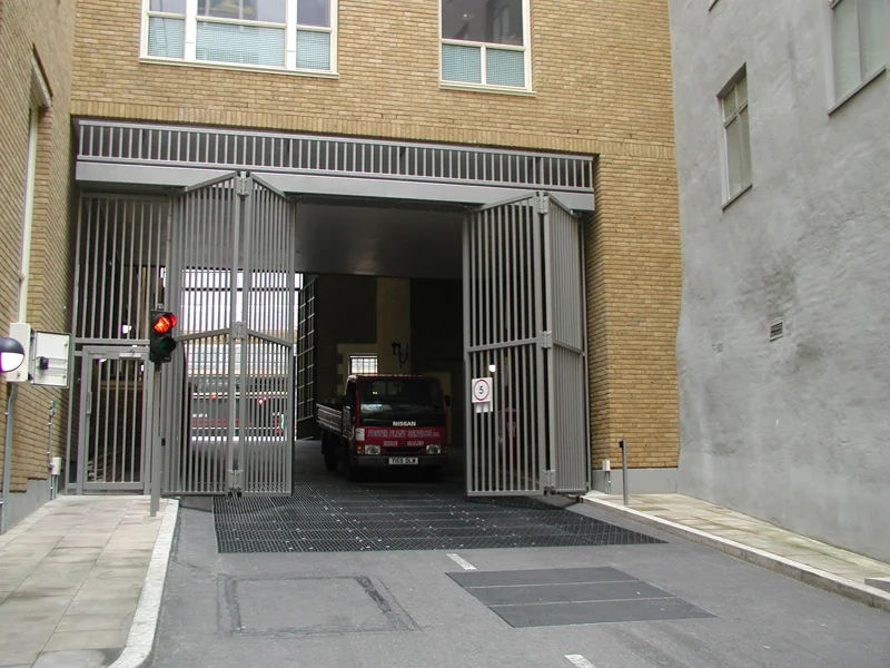 Traceable Gate CSG 10601- bi-folding tracked gate | Images