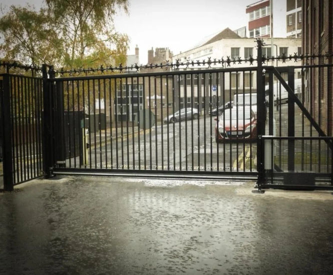 CSG 10103 sliding cantilevered gate