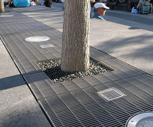 Pressure-locked stainless steel floor gratings