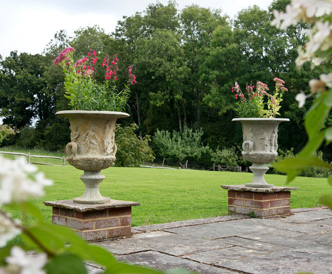 Medici Urn - heritage-style lightweight fibreglass planter