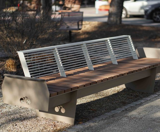 Egoe Foundation O1-4601 - steel and wood seat with integrated cycle rack