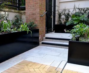Stratum aluminium planter walling