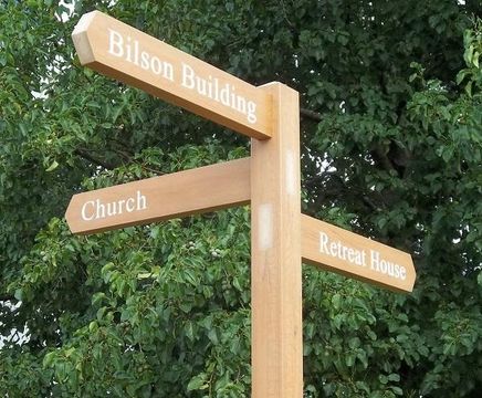 Recycled Plastic Fingerpost - recycled wood-effect wayfinding sign