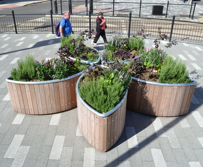 Castleton elliptical timber and metal planter