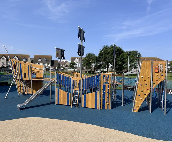 Multiplay equipment and surfacing helps create destination play space