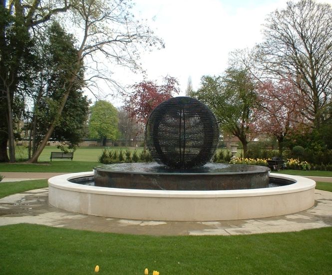 Illuminated water sculpture for The Hurlingham Club, Fulham