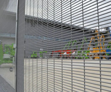 Securus Lite SR1 - steel mesh in-ground security fence