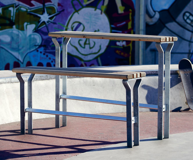 Zeta contemporary outdoor standing table