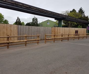 Crash-rated timber safety barrier – Alton Towers