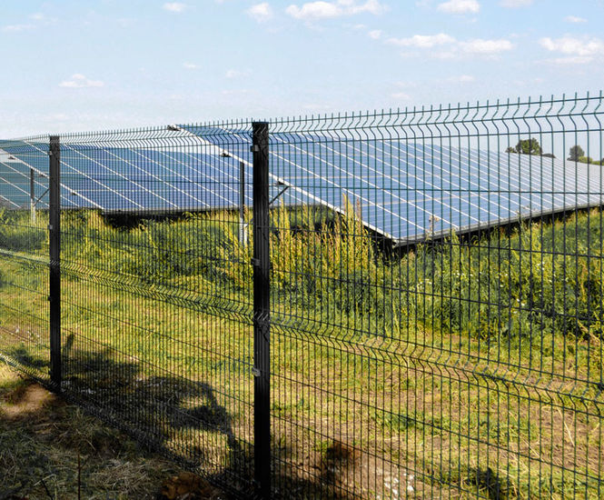 SolarGard Orbit - V-mesh solar farm boundary fencing
