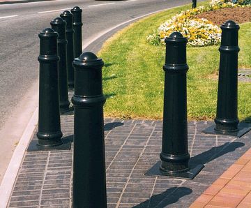 Type 126 Cannon cast iron bollard - domed top with decorative banding