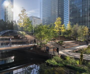 Eden Dock, Canary Wharf — floating pontoon irrigation