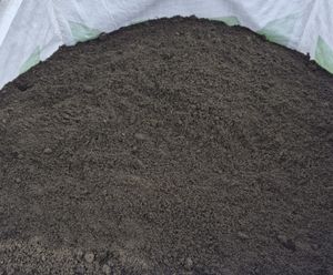 BS3882 Topsoil - peat-free compost and sand mix for landscaping projects