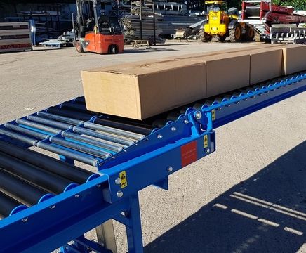 Telescopic gravity roller conveyor