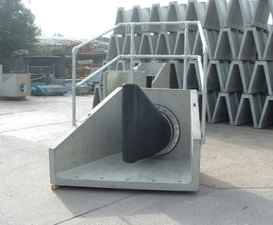 Concrete headwalls with Tideflex valves