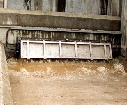Flushing gates for tanks and sewers