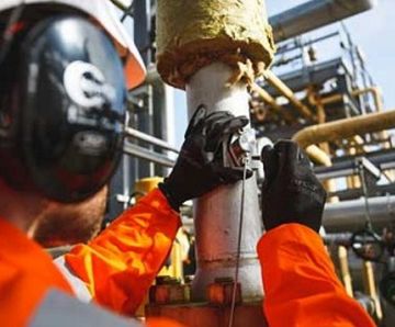 Remote monitoring of wellheads via ultrasonic sensor