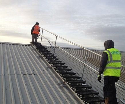 Safe stepped aluminium walkway for factory rooftop