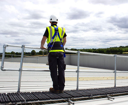 Kee Walk® rooftop walkway with guardrail