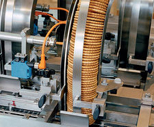 High speed cream sandwiching machine