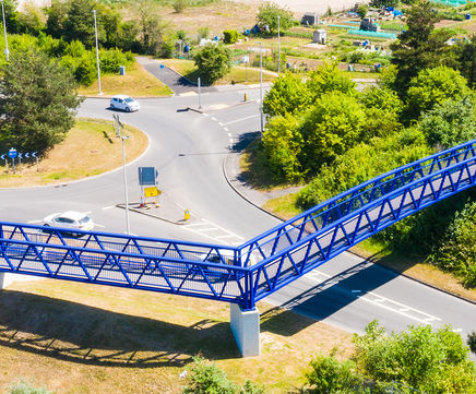 Warren truss pedestrian bridge - St Andrews, Halling