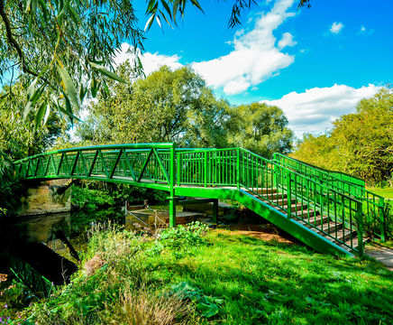 Steel Warren truss footbridge over river at Islip Mill