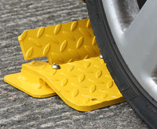 Surface-mounted one-way traffic flow plate