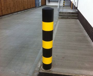 Black & Yellow 1500 - high-visibility bollard