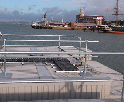 Edge protection and anti-slip surface at harbour