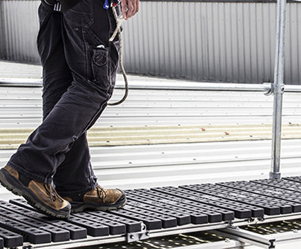 Kee Walk® rooftop walkway with guardrail