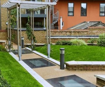 Resin bound surfacing for commercial roof gardens