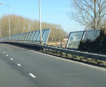 Transparent noise barrier