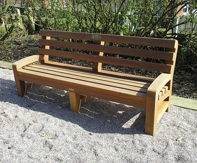 Tooting FSC-certified hardwood seat