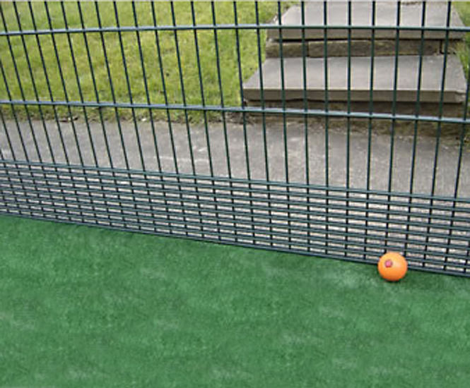 Hockey pitch rigid mesh fencing system