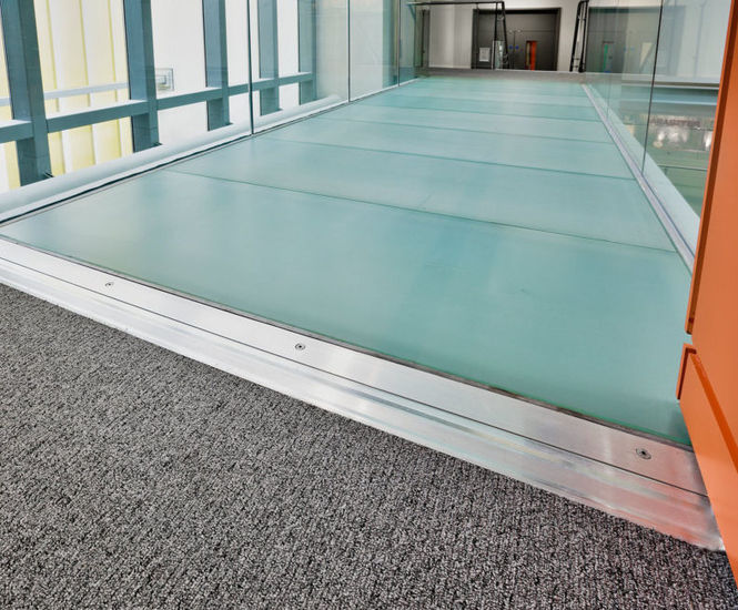 Custom expansion joint for glass walkways