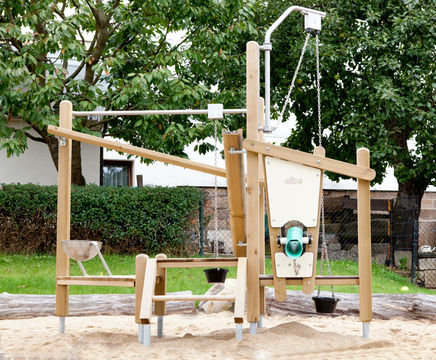 Sand building site Green Woodpecker
