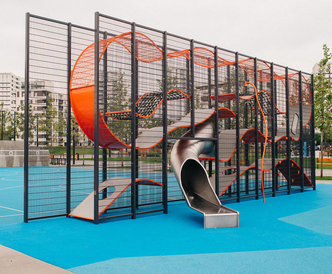 Wall-Holla 10 - modular play for narrow sites, 30 users