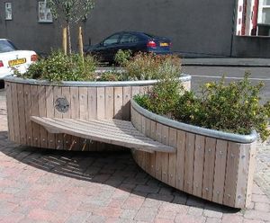 Castleton planter with timber bench