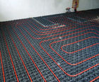 Castellated plate underfloor heating for screeded floors