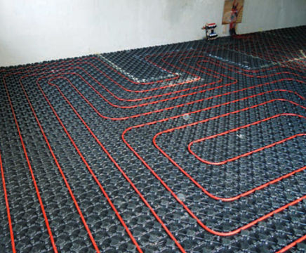 Castellated plate underfloor heating for screeded floors