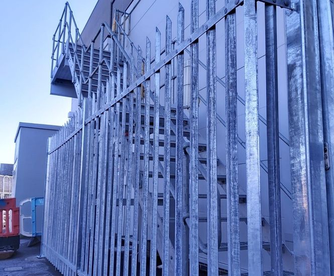 Combi™ SR1 high-security palisade fencing for hospital