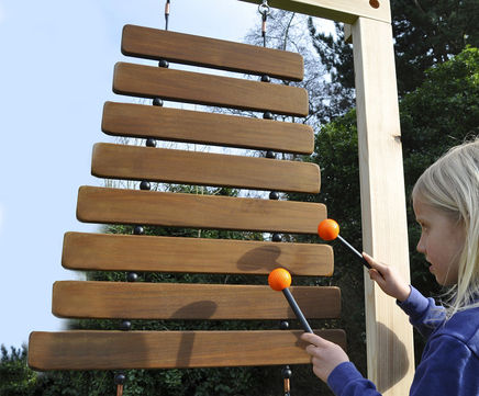Large-scale vertical xylophone for public spaces