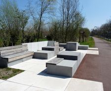 Custom concrete slabs, steps and benches – Bruges (B)