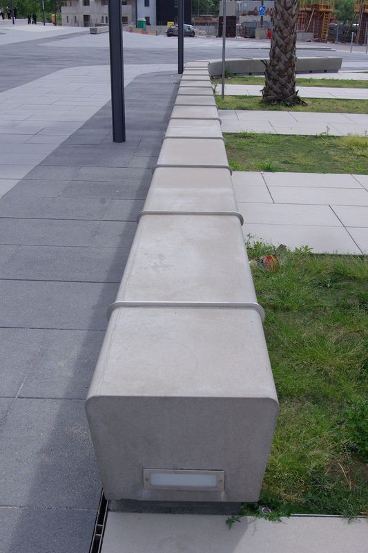 Custom concrete bench for Pierres Vives building | Images