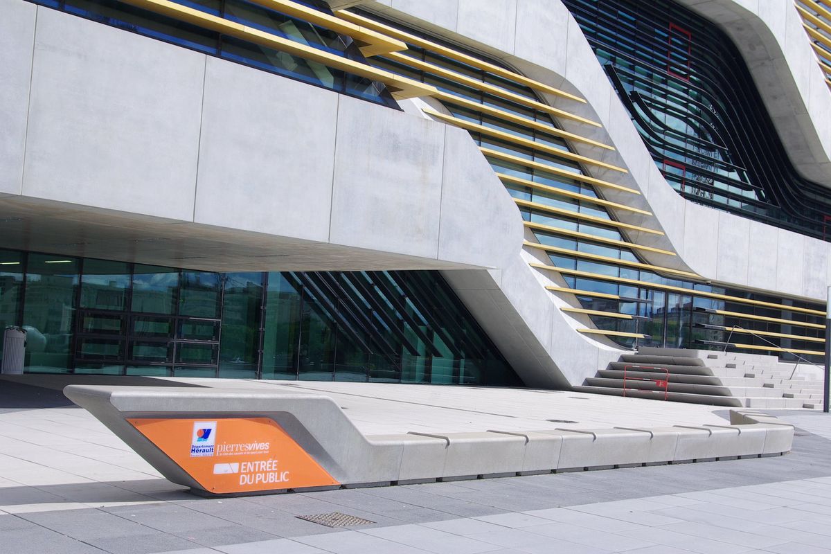Custom concrete bench for Pierres Vives building | Images