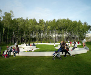 Custom benches revitalise park space, Versailles (F)