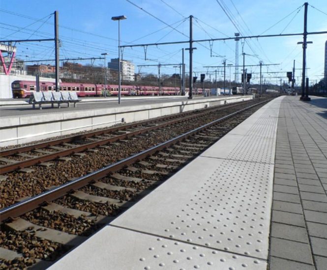 Custom large-format tactile concrete paving, Leuven (B)
