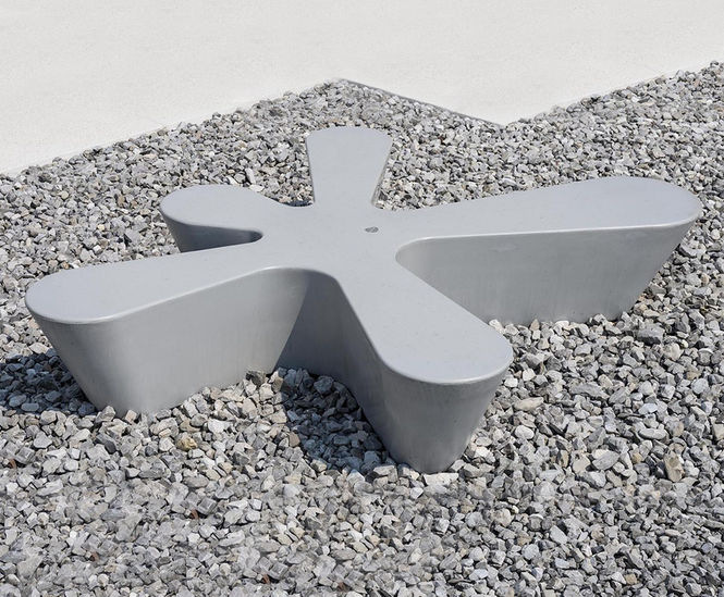 Splash - high-performance concrete monolithic bench